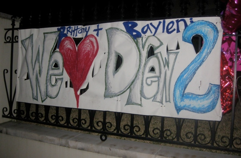 Illustration for article titled Enraptured Saints Fans Decorate Drew Brees' Home With 'Thank You' Shrine
